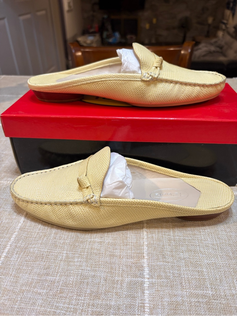 Talbots Classic Women’s Slip-On Loafers in Pale Yellow size 8 medium - Picture 2 of 9